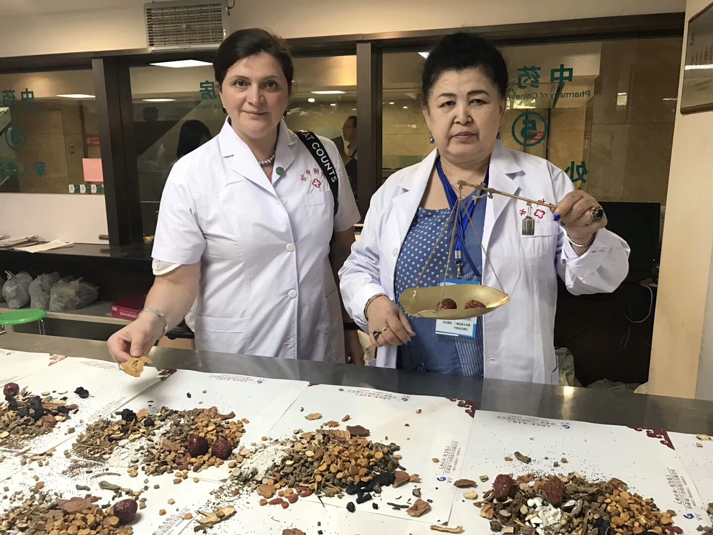 Практическое занятие по составлению рецептов и сборов из трав в клинике университета традиционной китайской медицины Ганьсу